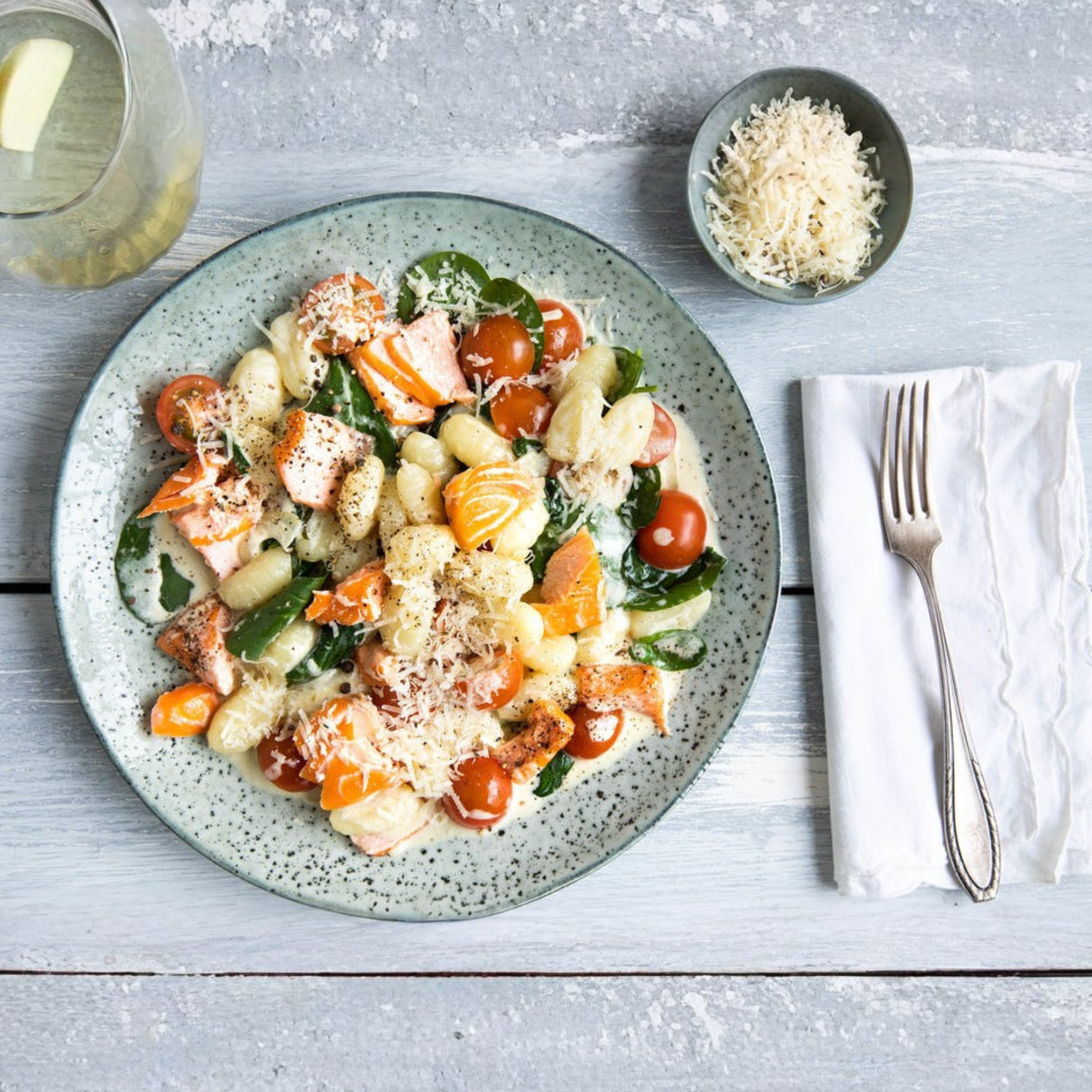 Leckere Gnocchi in Lachs-Sahne_Sauce mit Spinat und Tomaten aus der digitalen Kantine FooBi